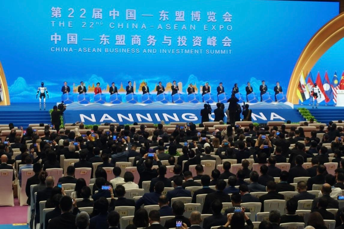 XKTY.COM星空·（中国）机器人闪耀中国-东盟博览会，以具身智能助力国际盛会